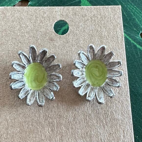 BOGO FREE VTG METAL GREEN SILVER FLOWER POST EARRINGS STUDS - Picture 1 of 4